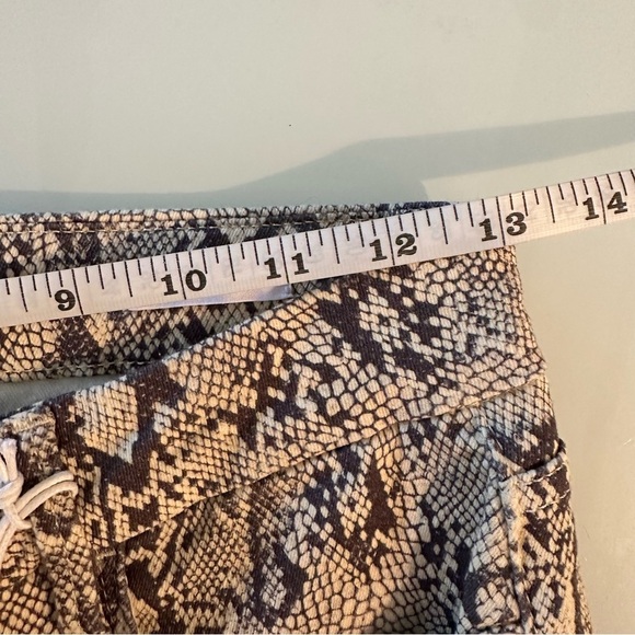 NWT Frame Denim Le Crop Mini Boot Denim Jean in The Serpent Snake Print Size 26 - Picture 9 of 11